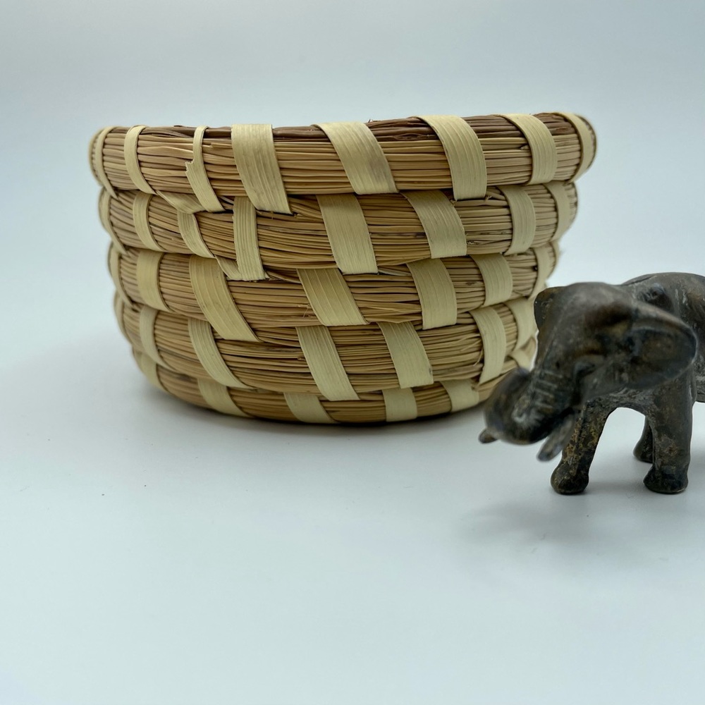 Vintage Gullah Sweetgrass Small Basket. Beautifully woven and in great condition